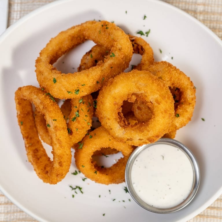 Crunchy Onion Rings: A Bar & Grill Favorite